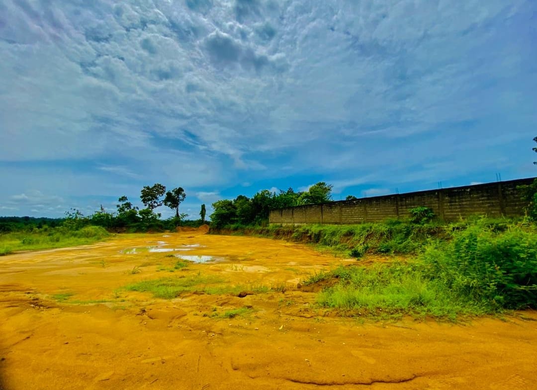 TERRAIN TITRÉ À VENDRE À JAPOMA BEACH — BÂCHE BLEUE