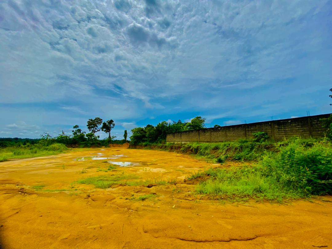 TERRAIN TITRÉ À VENDRE À JAPOMA BEACH — BÂCHE BLEUE