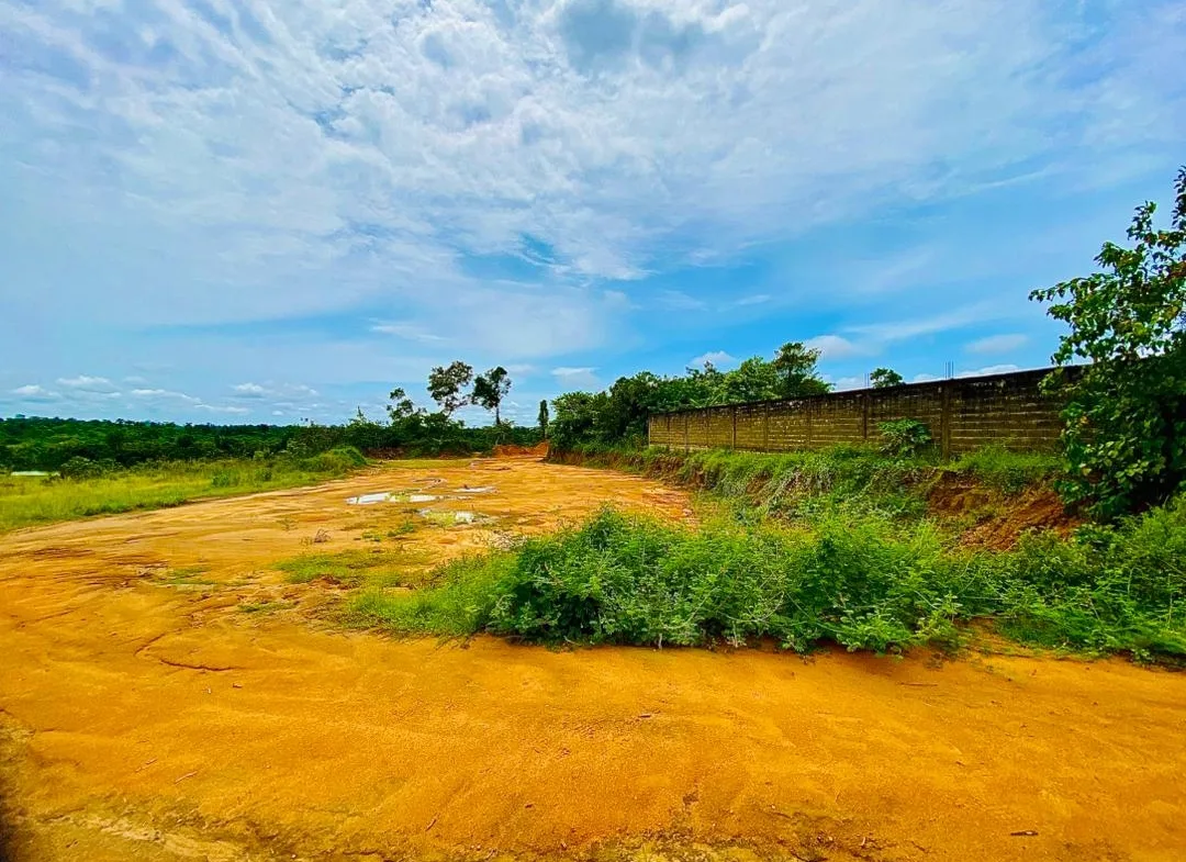 TERRAIN TITRÉ À VENDRE À JAPOMA BEACH — BÂCHE BLEUE