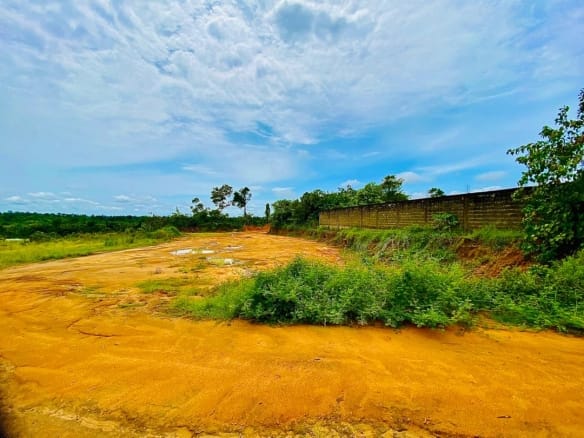 TERRAIN TITRÉ À VENDRE À JAPOMA BEACH — BÂCHE BLEUE