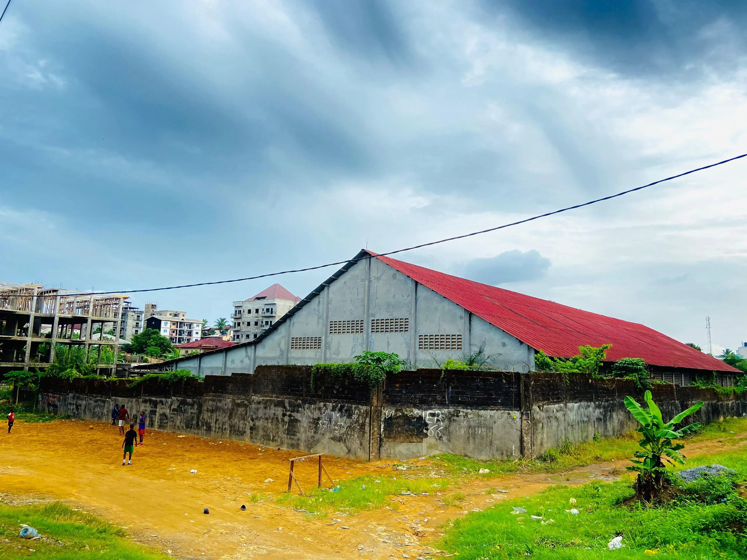 GROSSE OPPORTUNITE D’ACHAT A LOGBESSOU‼️DEVENEZ PROPRIETAIRE DE CE TERRAIN DE 14000m² AVEC ENTREPOT BATI
