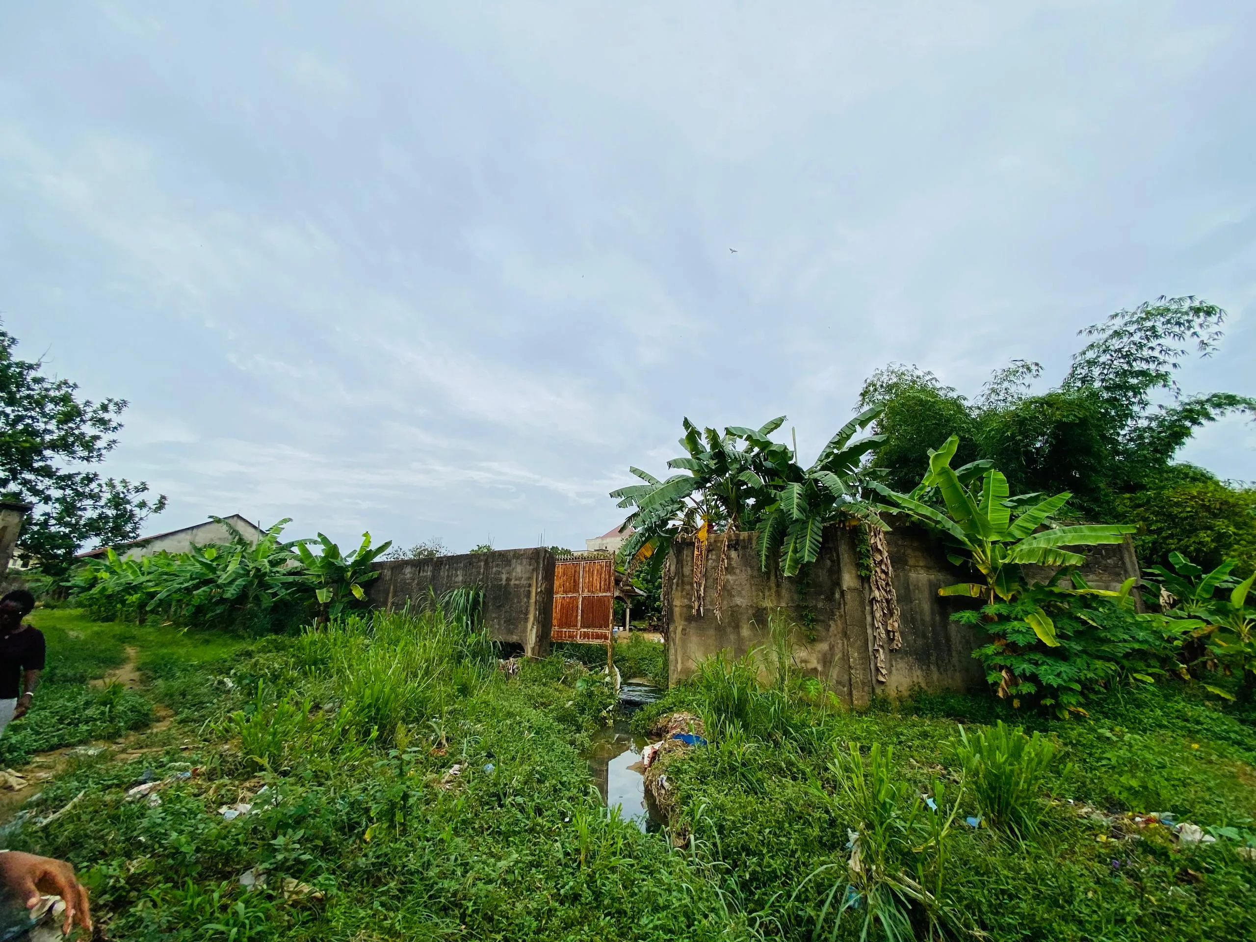 GROSSE OPPORTUNITE D’ACHAT A LOGBESSOU‼️DEVENEZ PROPRIETAIRE DE CE TERRAIN DE 14000m² AVEC ENTREPOT BATI