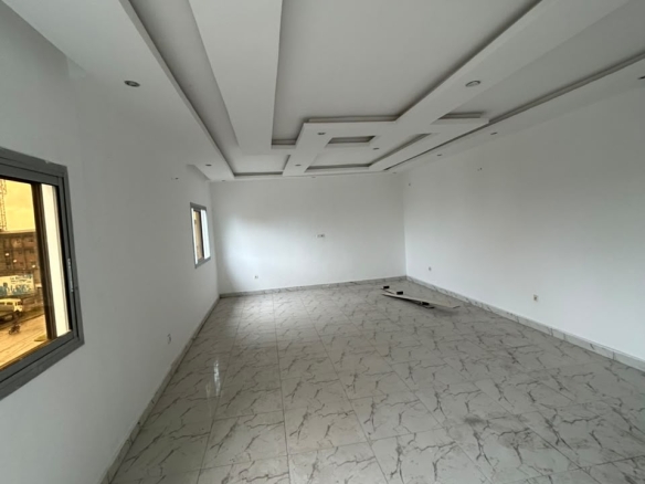 MAKEPE – GRAND APPARTEMENT NEUF DIRECTEMENT SUR LE GOUDRON