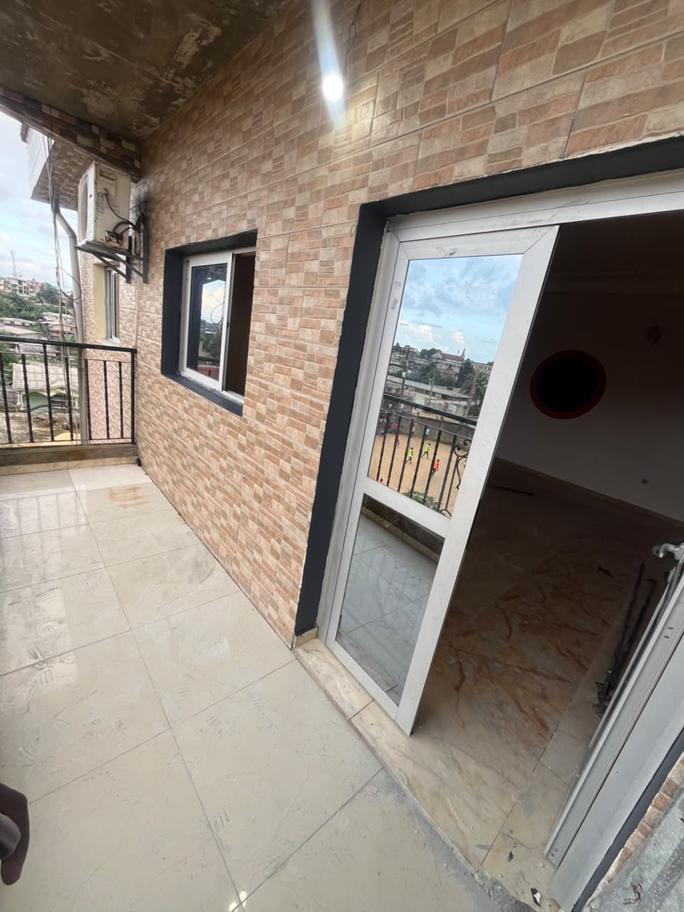 À LOUER – JOLI APPARTEMENT À BEEDI