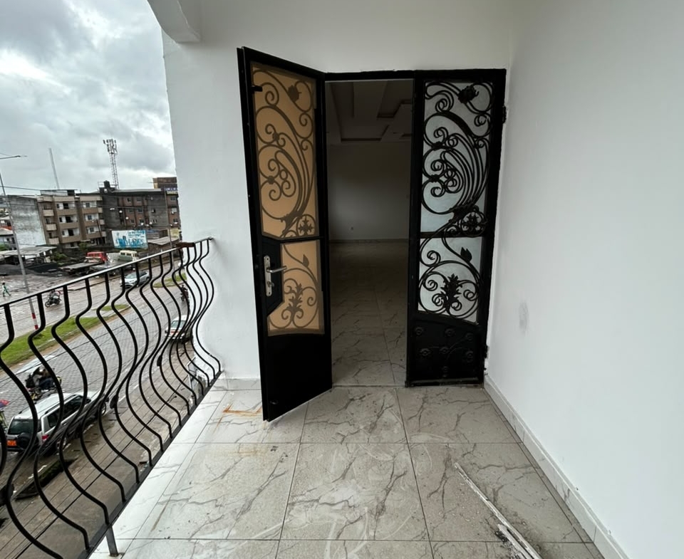 MAKEPE – GRAND APPARTEMENT NEUF DIRECTEMENT SUR LE GOUDRON