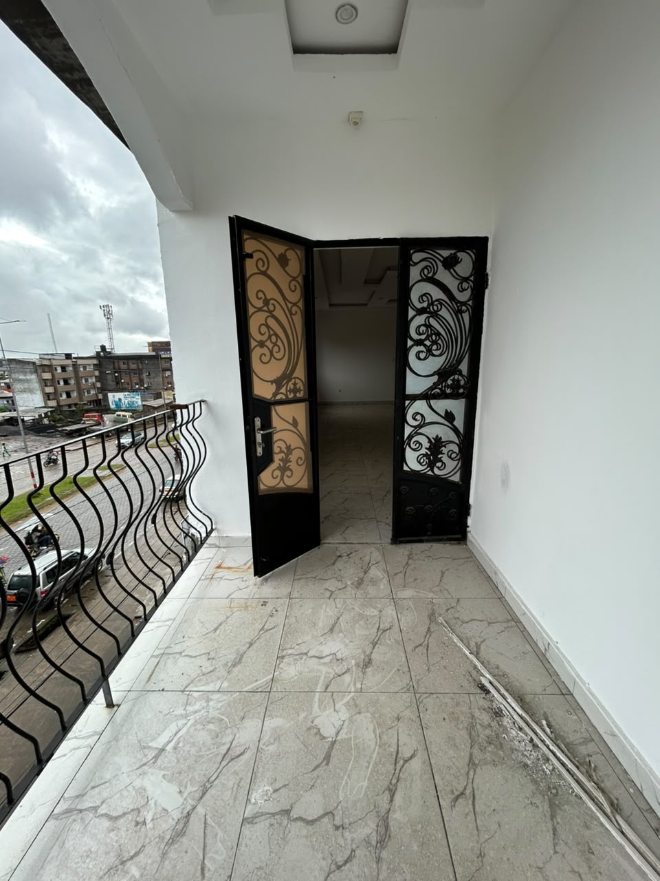 WhatsApp Image 2026-09-18 at 14.10.40 MAKEPE – GRAND APPARTEMENT NEUF DIRECTEMENT SUR LE GOUDRON