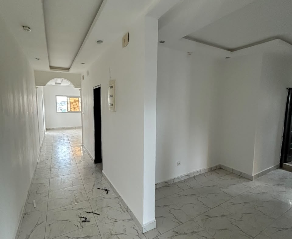 MAKEPE – GRAND APPARTEMENT NEUF DIRECTEMENT SUR LE GOUDRON