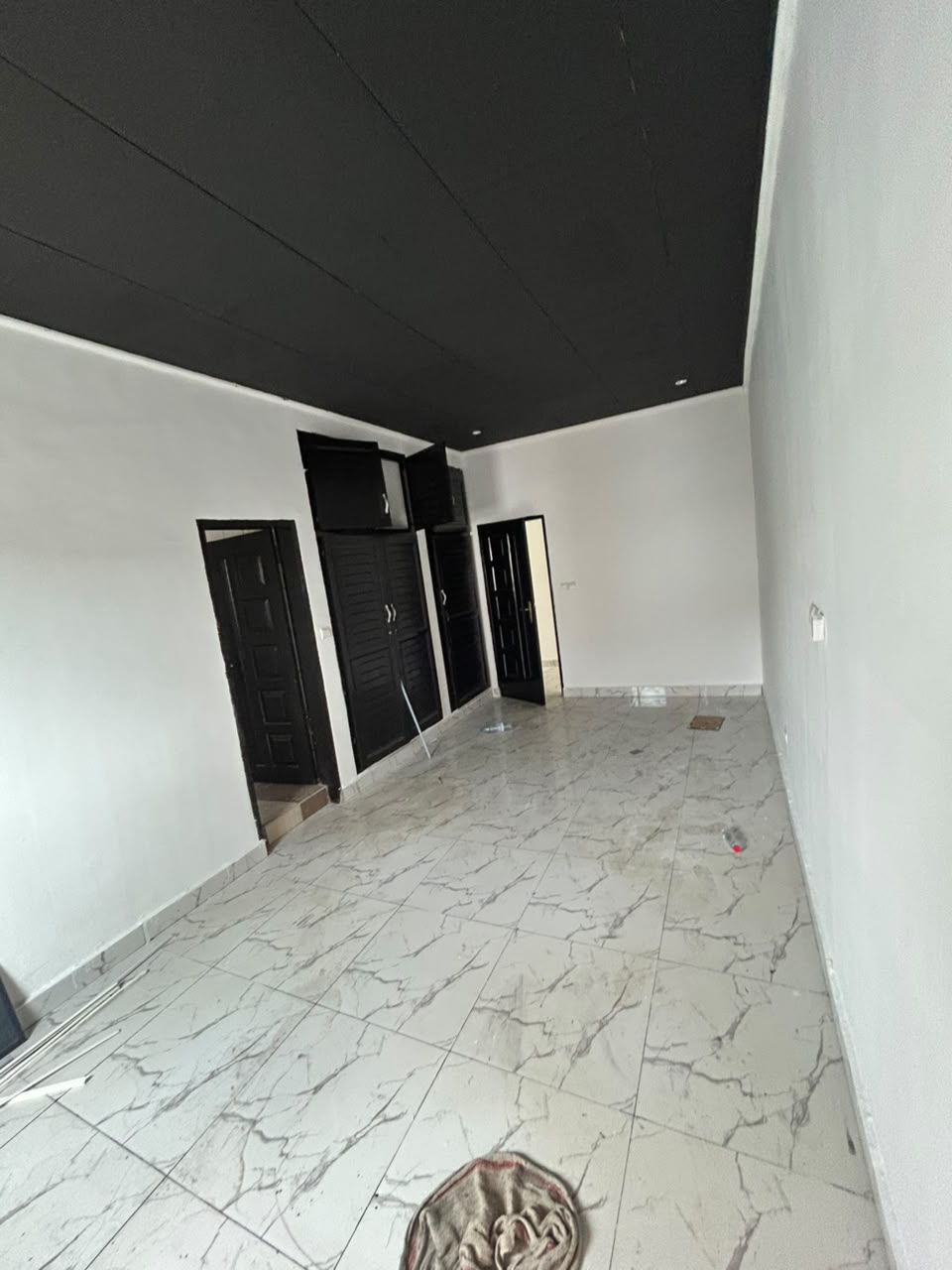 appartement en location à douala MAKEPE – GRAND APPARTEMENT NEUF DIRECTEMENT SUR LE GOUDRON