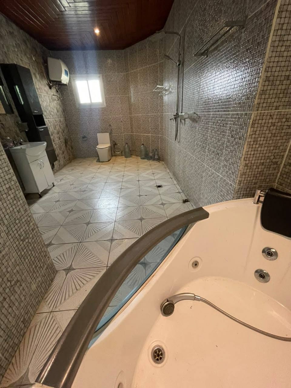 AVEC UN STYLE ASSEZ PARTICULIER 850K LOGPOM 𝐃𝐔𝐏𝐋𝐄𝐗 𝐇𝐀𝐔𝐓 𝐒𝐓𝐀𝐍𝐃𝐈𝐍𝐆 À 𝐋𝐎𝐔𝐄𝐑 À 𝐋𝐎𝐆𝐏𝐎𝐌