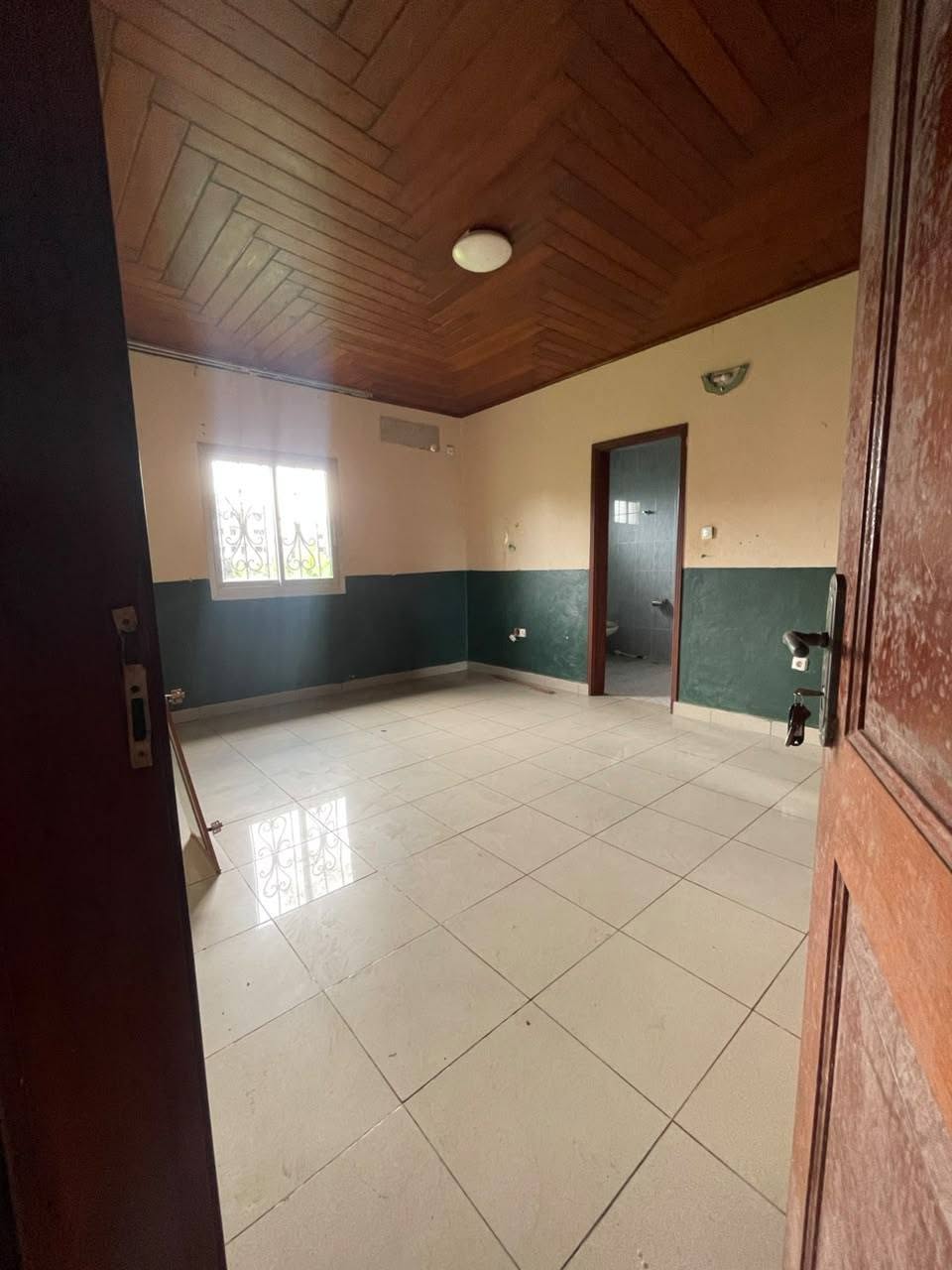 Grandes chambres spacieuses 𝐃𝐔𝐏𝐋𝐄𝐗 𝐇𝐀𝐔𝐓 𝐒𝐓𝐀𝐍𝐃𝐈𝐍𝐆 À 𝐋𝐎𝐔𝐄𝐑 À 𝐋𝐎𝐆𝐏𝐎𝐌
