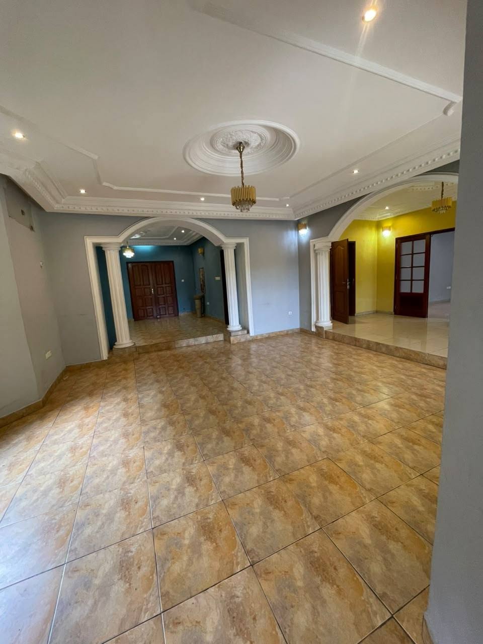 LOCATION IDEAL POUR UNE FAMMILLE 850.00FCFA 𝐃𝐔𝐏𝐋𝐄𝐗 𝐇𝐀𝐔𝐓 𝐒𝐓𝐀𝐍𝐃𝐈𝐍𝐆 À 𝐋𝐎𝐔𝐄𝐑 À 𝐋𝐎𝐆𝐏𝐎𝐌