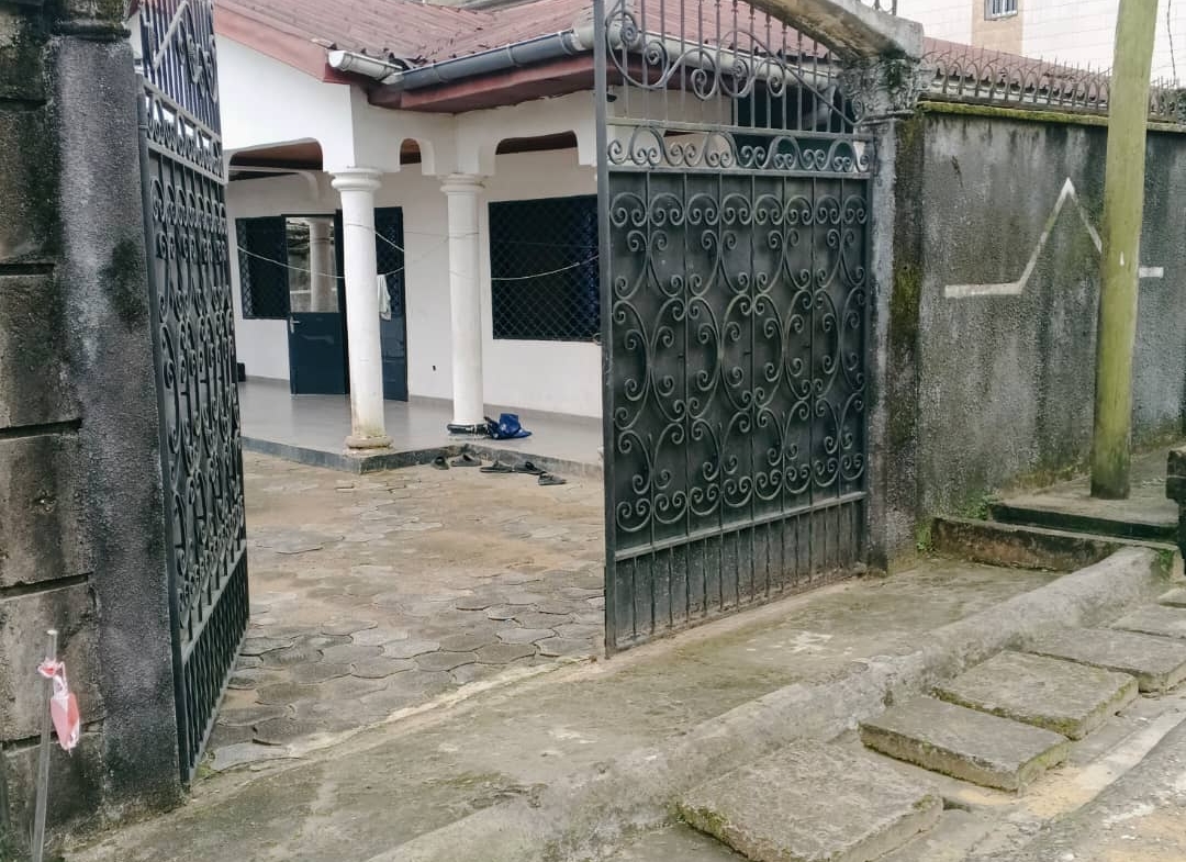 MAISON À VENDRE À BEEDI – HÔPITAL GÉNÉRAL