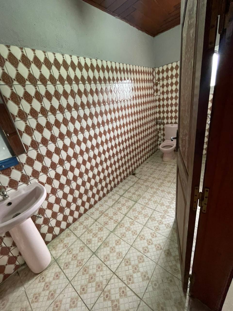 Salle de bain pour invité 𝐃𝐔𝐏𝐋𝐄𝐗 𝐇𝐀𝐔𝐓 𝐒𝐓𝐀𝐍𝐃𝐈𝐍𝐆 À 𝐋𝐎𝐔𝐄𝐑 À 𝐋𝐎𝐆𝐏𝐎𝐌