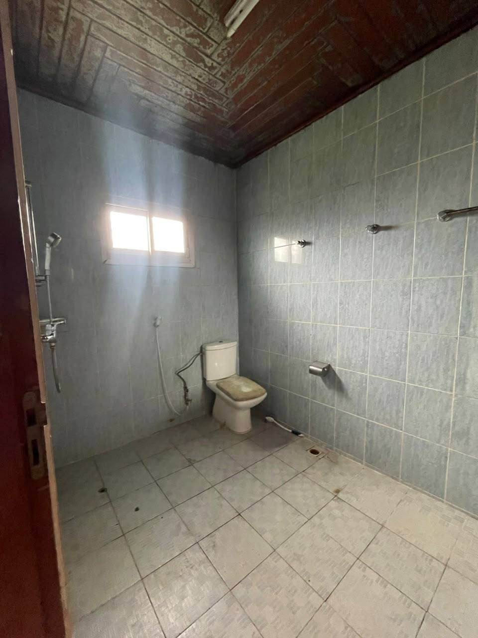Salle de bain spacieuse 850.000fcfa 𝐃𝐔𝐏𝐋𝐄𝐗 𝐇𝐀𝐔𝐓 𝐒𝐓𝐀𝐍𝐃𝐈𝐍𝐆 À 𝐋𝐎𝐔𝐄𝐑 À 𝐋𝐎𝐆𝐏𝐎𝐌